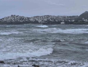 Bodrum’da olumsuz hava nedeniyle Datça ve İstanköy feribot seferleri iptal edildi