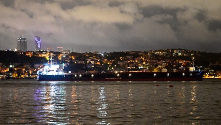 Boğaz’da Kanlıca önünde makine arızası yapan kargo gemisi trafiği çift yönlü durdurdu