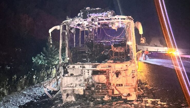Bolu Yeniçağa’da kara yolunda alev alan midibüsteki yangın itfaiyece söndürüldü