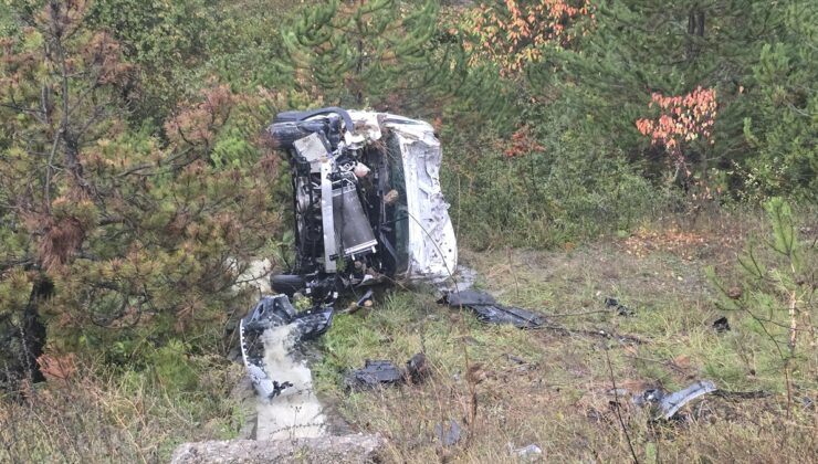 Bolu’da otoyolda sağanakta şarampole yuvarlanan araçtaki 2 kişi yara almadı