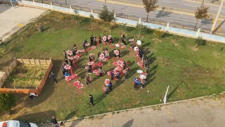 Bolu’da polis ve öğrenciler 103 uçurtmayla Cumhuriyet Bayramı’nı kutladı