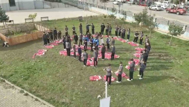 Bolu’da polis ve öğrenciler Cumhuriyet’in 103. yıl dönümünde 103 uçurtma uçurdu