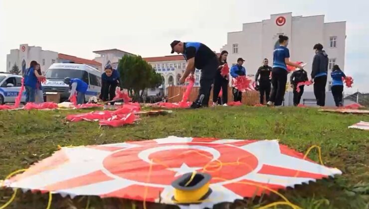 Bolu’da polisler, Cumhuriyet yıldönümünde öğrencilerle 103 uçurtma uçurdu