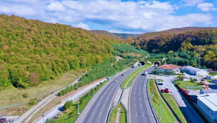 Bolu’da sonbaharda ağaçlar sarı ve kızıl tonlarıyla Bolu Dağı geçişinde görüntülendi