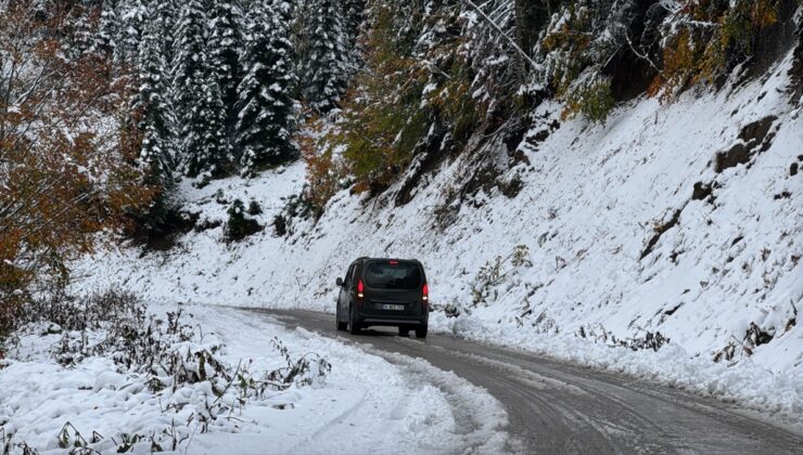 Bolu’da Yedigöller yolunda kar kalınlığı 15 santimetreye ulaştı, ulaşım aksadı