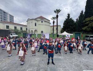Bornova’da öğrenciler Cumhuriyet Bayramı’nda halk oyunları ve marşlarla gösteri sundu