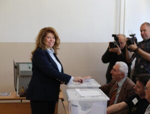 Bulgaristan’da cumhurbaşkanlığı seçimi ikinci tura kaldı, Yotova ile Gyurov yarışacak