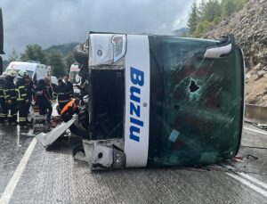 Burdur’un Ağlasun ilçesinde yolcu otobüsü devrildi, 1 kişi öldü, 9 kişi yaralandı