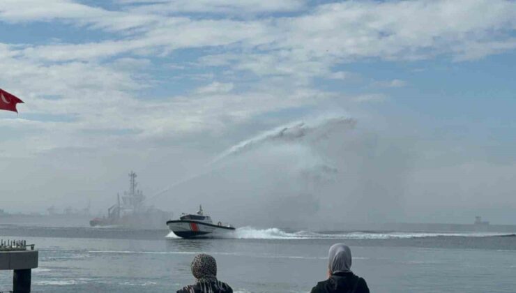 Bursa Gemlik’te 29 Ekim kutlamalarında Gemport römorkörünün su gösterisi ilgi gördü