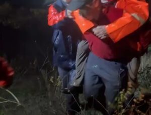 Bursa Gemlik’te kaybolan çift, ekiplerin yaşlı adamı sırtında taşımasıyla kurtarıldı