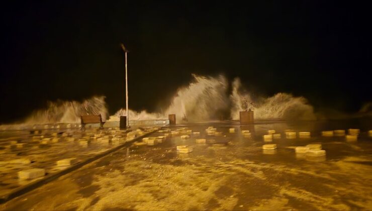 Bursa Mudanya’da fırtına dalgaları kordonu aştı, parke taşları metrelerce sürüklendi