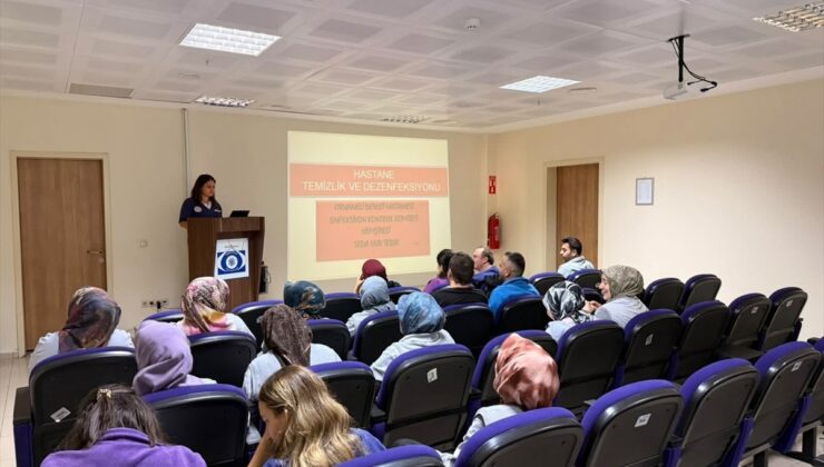 Bursa Orhaneli’de hemşire Seda Tedik, personele enfeksiyon kontrol eğitimi verdi