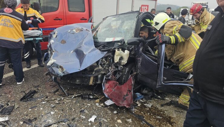 Bursa Orhangazi’de hafriyat kamyonuna çarpan otomobilde sürücü ve çocuk yaralandı