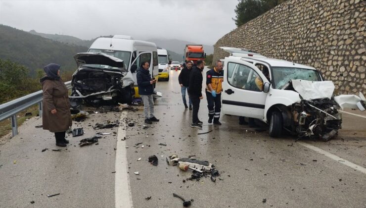 Bursa Osmangazi’de minibüsle hafif ticari araç çarpıştı, 1 kişi öldü, 10 yaralı