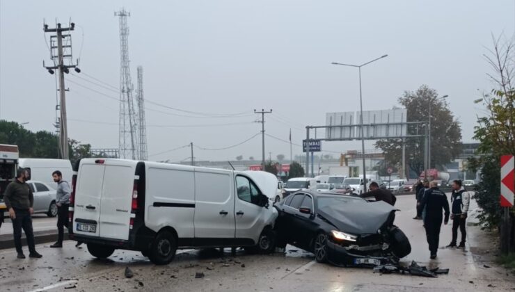 Bursa Osmangazi’de yağışla kayganlaşan yolda 5 araç çarpıştı, 5 kişi yaralandı