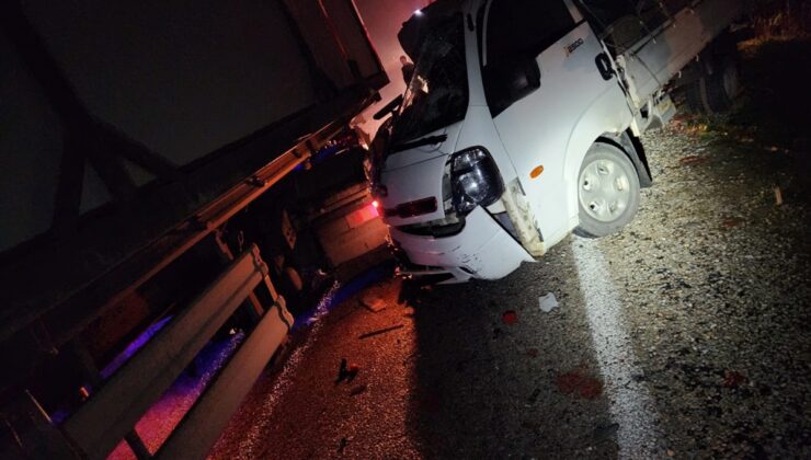 Bursa Yenişehir’de tır ile kamyonet çarpıştı, 2 kişi yaralandı