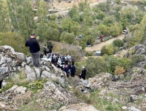 Çağlayancerit’te yoldan aşağıya düşen araçta 1 kişi yaralandı