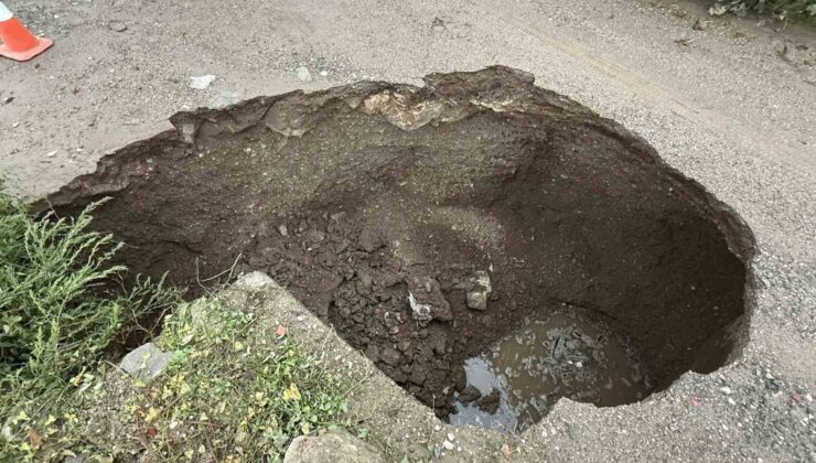 Çanakkale Biga’da aşırı yağışların çökerttiği toprak yol onarılarak ulaşıma açıldı