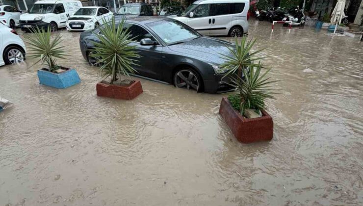 Çeşme’de şiddetli yağış cadde ve sokakları su altında bıraktı, araçlar suya gömüldü
