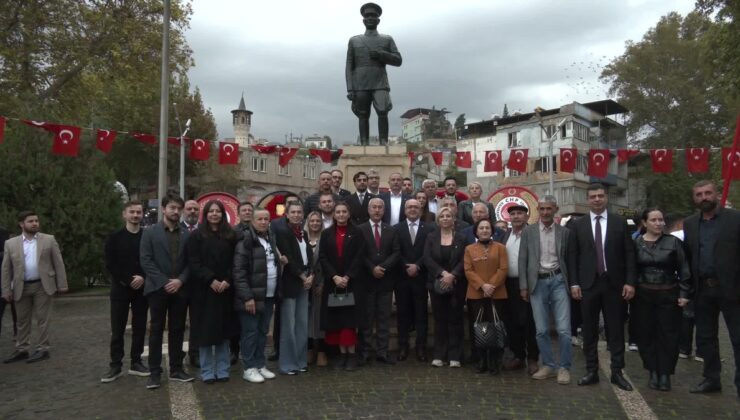 CHP Kahramanmaraş İl Başkanlığı, Cumhuriyet’in 103. yılında anıta çelenk koydu
