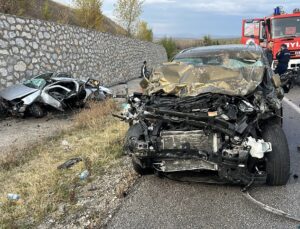 Çorum Alaca’da iki otomobilin çarpışmasında 4 kişi yaşamını yitirdi, 2 kişi yaralandı