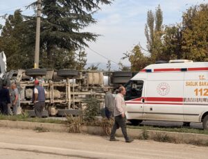 Çorum Laçin’de beton mikseriyle çarpışan otomobil kazasında 3 kişi yaralandı