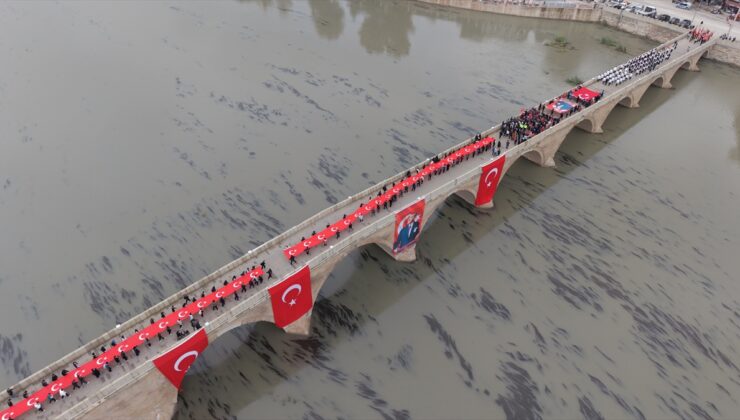 Çorum Osmancık’ta 103 metrelik bayrakla Bayrak Yürüyüşü yapıldı