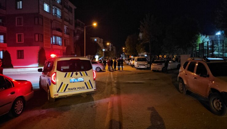 Çorum’da iki otomobil çarpıştı, minibüse çarpan araç kaldırıma çıktı, 4 yaralı var