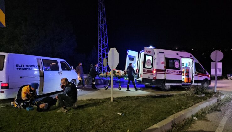Çorum’da otomobil ile minibüs Kuşsaray kavşağında çarpıştı, 3 kişi yaralandı