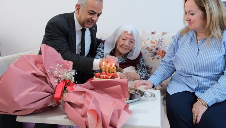 Cumhuriyet’le yaşıt! 103 yaşındaki Nazife nine 29 Ekim’i pastayla kutladı