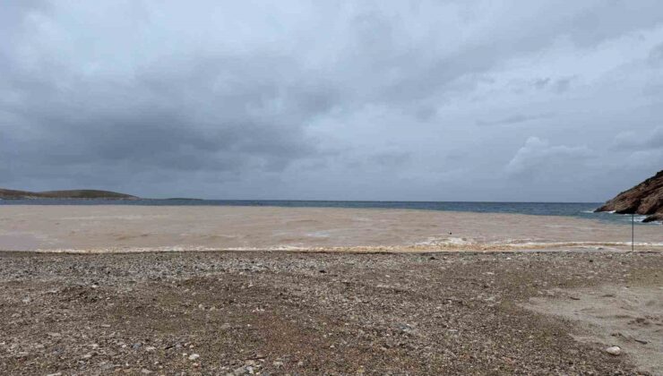 Datça’da sağanak, Palamutbükü kıyılarında deniz suyunun rengini değiştirdi