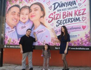 Denizli’de engelli babadan eşine ve kızına billboardlı sürpriz! Fotoğrafları görünce gözyaşlarını tutamadı