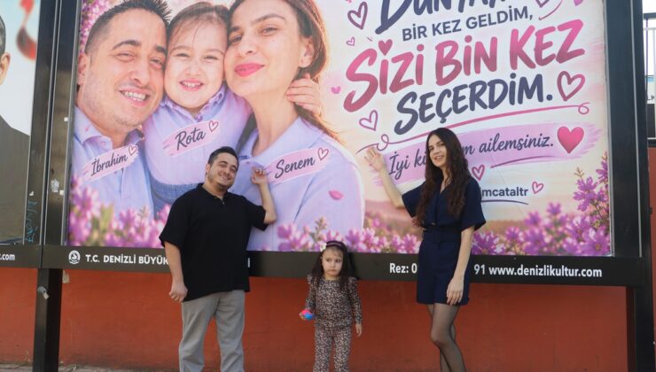 Denizli’de engelli babadan eşine ve kızına billboardlı sürpriz! Fotoğrafları görünce gözyaşlarını tutamadı