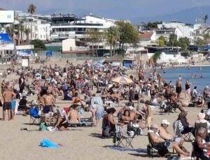Didim’de ekim sonunda 25 derece dolayında Altınkum Plajı’nda denize giriliyor