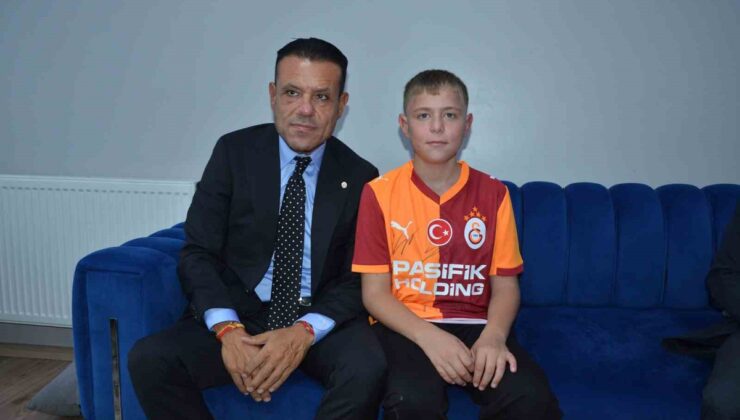 Dinçer Azaphan, Soma’da ölen Kerim Ören’in oğlu Yaşar’ı Kırkağaç’ta ziyaret etti