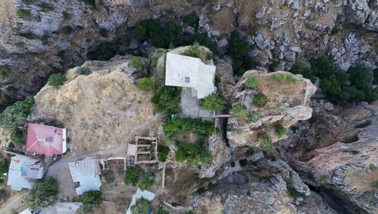 Diyarbakır Çüngüş’te 168 metre yükseklikteki kayalıkta ev ve bahçe dikkat çekiyor