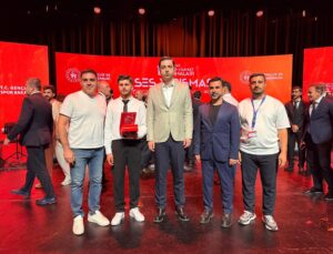 Diyarbakırlı genç, Türkiye finalinde Celal Güzelses’in eseriyle üçüncü oldu