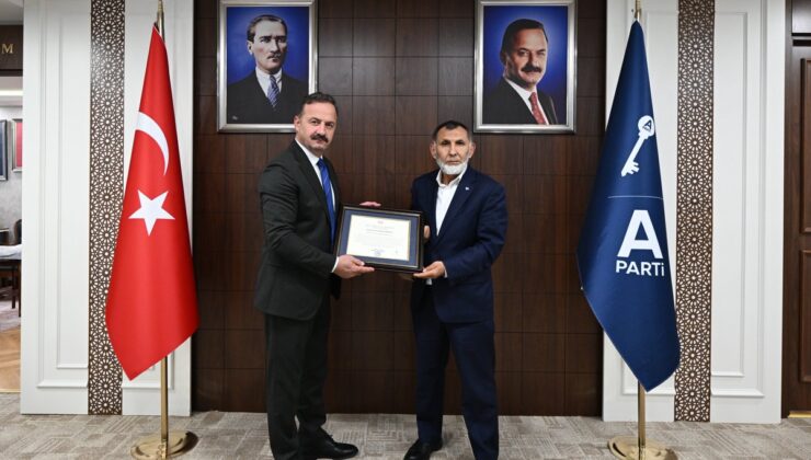 Doğu Türkistan Milli Vakfı heyeti Ağıralioğlu’na Dostluk Nişanı Beratı takdim etti