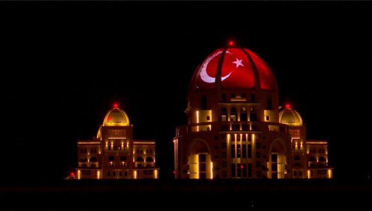 Doha’daki simge yapılar 29 Ekim’de Türk bayrağı renkleriyle ışıklandırıldı