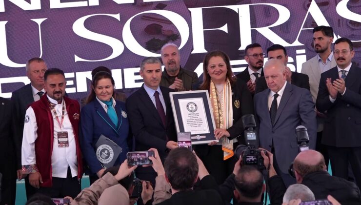 Dünyanın en büyük sofrası Afyonkarahisar’da kuruldu! 247 metrelik Anadolu Sofrası Rusya’nın rekorunu kırdı