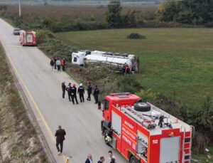 Düzce 1. OSB yolunda devrilen benzin tankerinin şoförü yaralandı, yol trafiğe kapalı