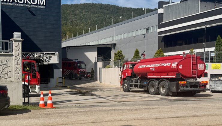 Düzce Gümüşova OSB’de plastik fabrikasının bacasında çıkan yangın hasara yol açtı