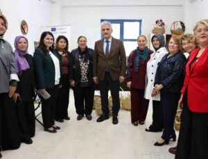 Düzce Valisi Makas, eşiyle Kadın Emeği Merkezi’ndeki el emeği ürünlerini inceledi