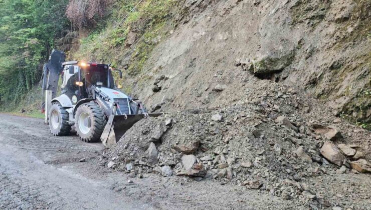 Düzce’de heyelanla kapanan Fındıklıaksu köyü yolu İl Özel İdaresi ekiplerince açıldı