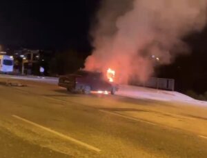Düzce’de kavşaktan dönerken motoru alev alan otomobil itfaiye ekiplerince söndürüldü