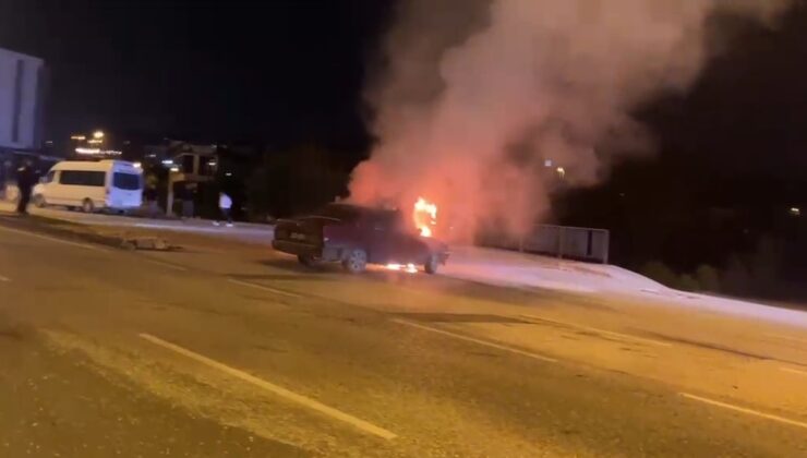 Düzce’de kavşaktan dönerken motoru alev alan otomobil itfaiye ekiplerince söndürüldü