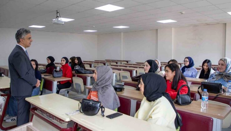EBYÜ Rektörü Kuyrukluyıldız, Refahiye’de öğrenci ve yüksekokul personeliyle buluştu
