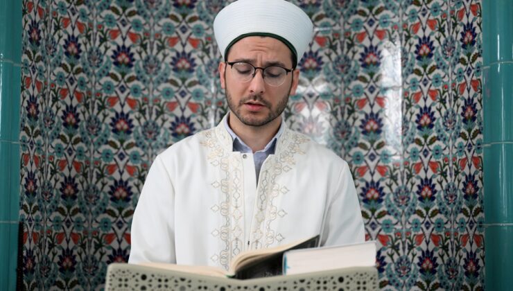Edirne Uzunköprü’de imam hatiplik yapan Furkan Saka, hüsnühatı çevrim içi öğretiyor