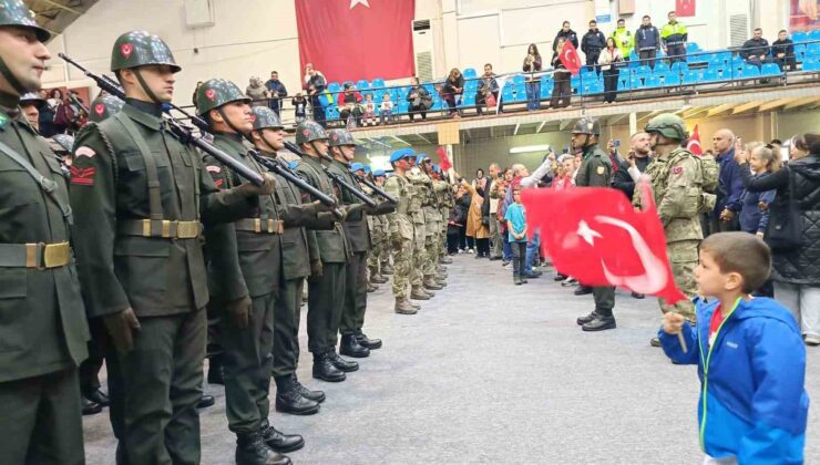 Edirne’de 29 Ekim’in 103. yılında bayraklı çocuk marşlara eşlik etti