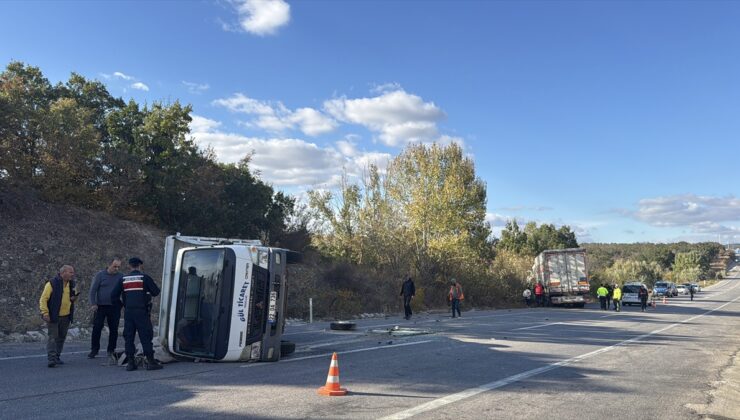 Edirne’de Hamzabeyli yolunda tırla çarpışan kamyonet devrildi, 4 kişi yaralandı